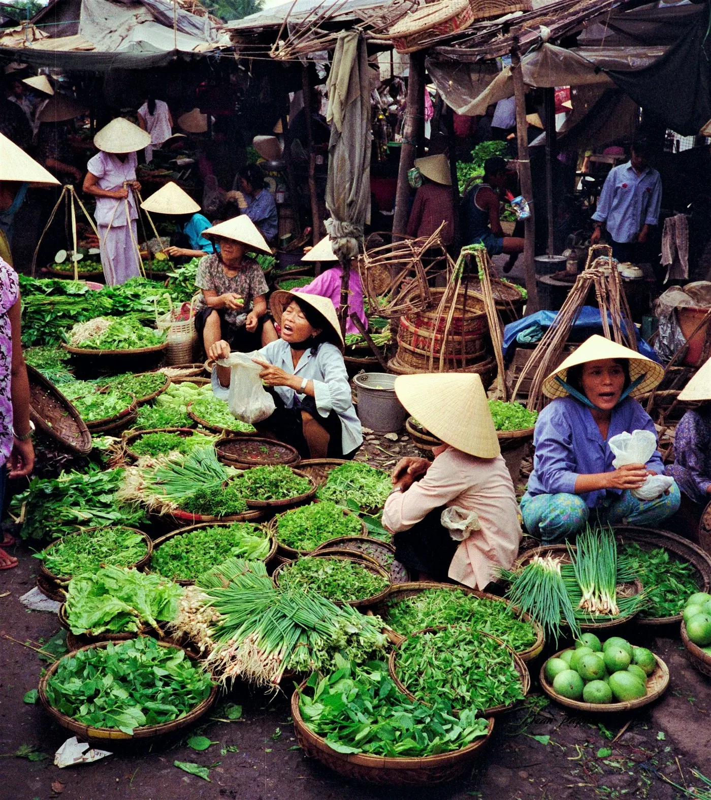 Những người bán rau làm việc tại chợ