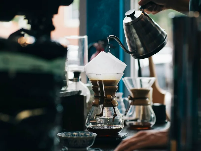 Pha cà phê thủ công tại quầy của một quán cà phê